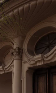 Історична архітектура Львова біля клубного будинку H12 Lviv