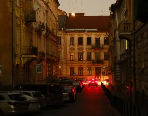 Вечірня вулиця Личаківської біля клубного будинку H12 Lviv